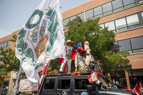 New York NY ABD-28 Temmuz 2024 Katılımcılar Jackson Heights, New York, New York 'ta düzenlenen 6. Peru Günü geçit töreninde yürüdüler