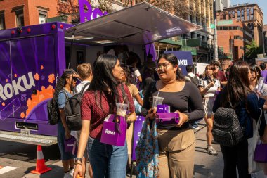 New York NY ABD-27 Ağustos 2024 New York Greenwich Village 'daki New York Üniversitesi' nin dışında Roku için okul markası etkinliği