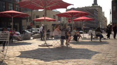 New York NY ABD-13 Eylül 2024 Ziyaretçiler, New York 'un Köfte Bölgesi' ndeki Gansevoort Plaza 'da yaz sonu havasından yararlanıyor.