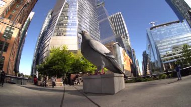 New York NY ABD-17 Ekim 2024 Dinozor (2024) ziyaretçileri, New York 'taki High Line Spur' da Onuncu Cadde üzerinde beliren sanatçı Ivn Argote tarafından akın ediyor. 