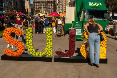 New York NY ABD-22 Ekim 2024 Flatiron Plaza, New York 'ta Suja Organik Suyu aktifleştirmesi