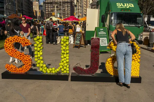 New York NY ABD-22 Ekim 2024 Flatiron Plaza, New York 'ta Suja Organik Suyu aktifleştirmesi