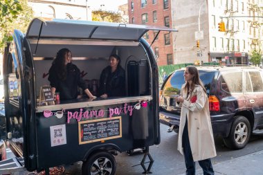 Greenwich Village mahallesindeki Bleecker Caddesi 'nde 26 Ekim 2024' te New York NY ABD-ABD Alışverişçileri Bedhead Pijamaları 'nın büyük açılışında sıcak kakao içtiler.