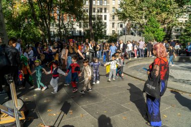 New York NY ABD-31 Ekim 2024 Yerel öğrenciler Cadılar Bayramı için Madison Square Park 'ta öğretmenleri, aileleri ve dadıları tarafından düzenlenen geçit törenine katıldı.