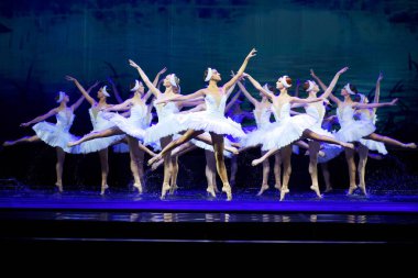 Siyah arka planda dans eden genç güzel kızlar Tokyo 'da Bale Kuğu Gölü, Japonya 09.22.2023