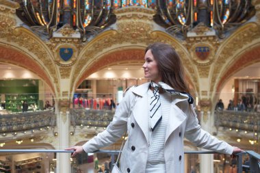Paris 'teki Lafayette Galerisi' nin gözlem balkonundaki kız. Yüksek kalite fotoğraf