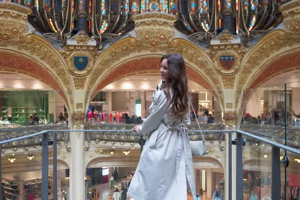 Paris 'teki Lafayette Galerisi' nin gözlem balkonundaki kız. Yüksek kalite fotoğraf