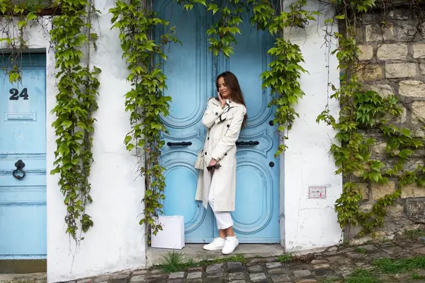 Paris 'te Mont Martre' da mavi kapıların yanında poz veren bir kız. Yüksek kalite fotoğraf