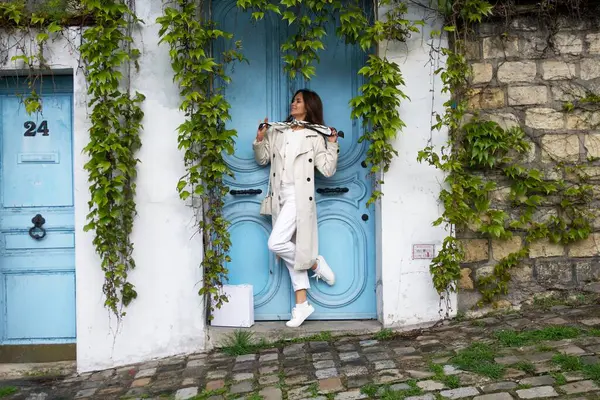 Paris 'te Mont Martre' da mavi kapıların yanında poz veren bir kız. Yüksek kalite fotoğraf