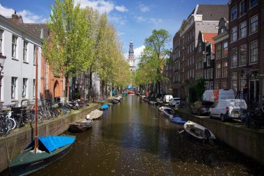 Amsterdam 'da bir kanal manzarası. Tekneler yelken açıyor. Yüksek kalite fotoğraf