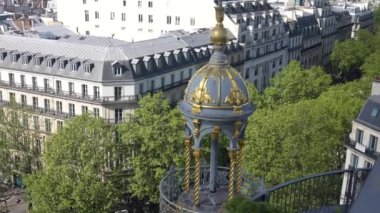 Paris 'te panorama manzarası çatı 4K görüntüsünden. Yüksek kalite 4k görüntü