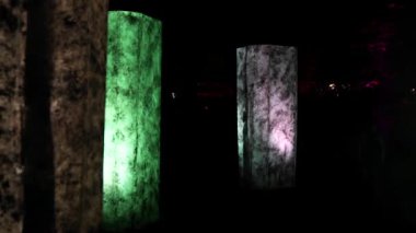 Polonya 'nın Lodz kentinde düzenlenen Işık Festivali sırasında çeşitli renklerde dekoratif kutuplar aydınlatıldı. Yüksek kalite 4k görüntü