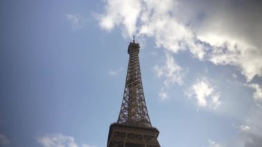 Paris, Fransa. Güneş ışınlarında Eyfel Kulesi. Yüksek kalite 4k görüntü