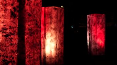 Polonya 'nın Lodz kentinde düzenlenen Işık Festivali sırasında çeşitli renklerde dekoratif kutuplar aydınlatıldı. Yüksek kalite 4k görüntü