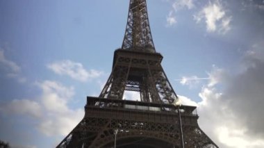 Paris, Fransa. Güneş ışınlarında Eyfel Kulesi. Yüksek kalite 4k görüntü