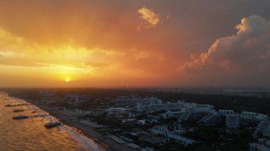 Golden Dusk: Hindi Coastline Hotel 'i İHA ile ele geçirmek. Yüksek kalite 4k görüntü