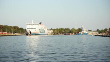 Gdansk, Polonya. Gün batımında nehir yürüyüşü ve kargo vinçlerinin görüntüsü. Yüksek kalite 4k görüntü