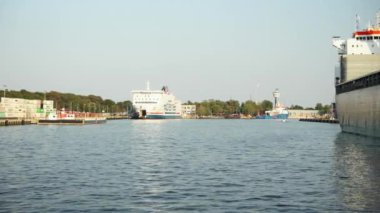 Gdansk, Polonya. Gün batımında nehir yürüyüşü ve kargo vinçlerinin görüntüsü. Yüksek kalite 4k görüntü