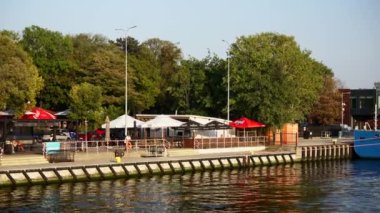 Gdansk, Polonya. Gün batımında nehirde bir tekne yolculuğu ve kıyıya demir atma. Yüksek kalite 4k görüntü
