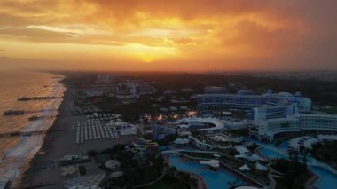 Golden Dusk: Hindi Coastline Hotel 'i İHA ile ele geçirmek. Yüksek kalite 4k görüntü