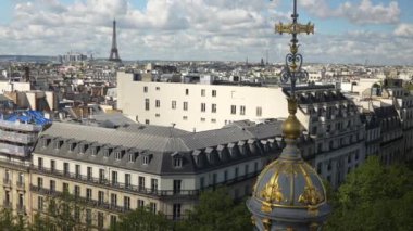 Paris 'te panorama manzarası çatı 4K görüntüsünden. Yüksek kalite 4k görüntü