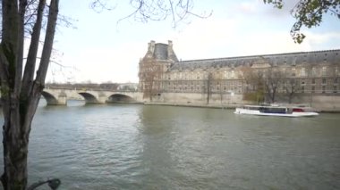 Paris, Fransa. Louvre Müzesi manzaralı Seine Nehri yakınlarında. Yüksek kalite 4k görüntü