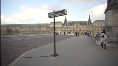 Paris, Fransa. Louvre Müzesi 'nin yakınındaki atmosfer. Yüksek kalite 4k görüntü