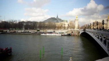 Paris, Fransa. Alexander Köprüsü 'nün yanında. Yüksek kalite 4k görüntü