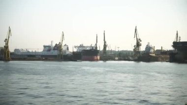 Gdansk, Polonya. Gün batımında nehir yürüyüşü ve kargo vinçlerinin görüntüsü. Yüksek kalite 4k görüntü