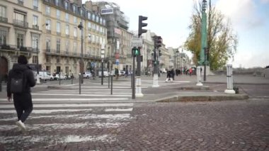 Paris, Fransa. Yaya geçidi zamanı. Yüksek kalite 4k görüntü