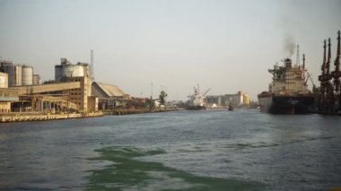 Gdansk, Polonya. Gün batımında nehir yürüyüşü ve kargo vinçlerinin görüntüsü. Yüksek kalite 4k görüntü