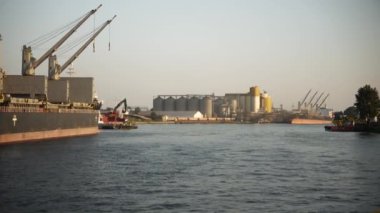 Gdansk, Polonya. Gün batımında nehir yürüyüşü ve kargo vinçlerinin görüntüsü. Yüksek kalite 4k görüntü