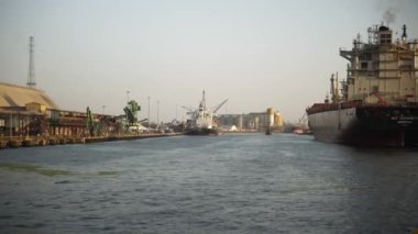 Gdansk, Polonya. Gün batımında nehir yürüyüşü ve kargo vinçlerinin görüntüsü. Yüksek kalite 4k görüntü