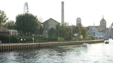 Gdansk, Polonya. Gün batımında nehirde bir tekne yolculuğu ve kıyıya demir atma. Yüksek kalite 4k görüntü