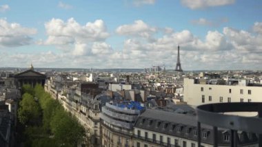 Paris 'te panorama manzarası çatı 4K görüntüsünden. Yüksek kalite 4k görüntü