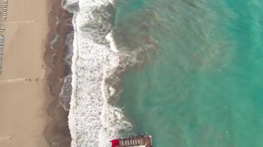Hindi Otelleri 'nin 4K görüntülerinde deniz kıyısından rıhtıma insanlar olmadan uçmak. Yüksek kalite 4k görüntü