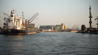 Gdansk, Polonya. Gün batımında nehir yürüyüşü ve kargo vinçlerinin görüntüsü. Yüksek kalite 4k görüntü