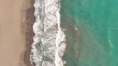 Hindi Otelleri 'nin 4K görüntülerinde deniz kıyısından rıhtıma insanlar olmadan uçmak. Yüksek kalite 4k görüntü