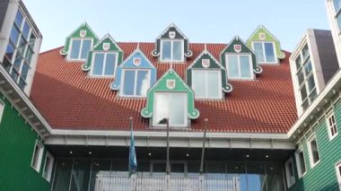 Zaandam, Hollanda, yeşil ev cephesi ve mimarisi. Yüksek kalite 4k görüntü