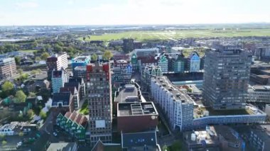 Zaandam, Hollanda. Bir İHA 'dan şehrin 360 derecelik görüntüsü. Yüksek kalite 4k görüntü
