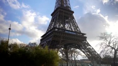 Paris, Fransa. Güneş ışınlarında Eyfel Kulesi. Yüksek kalite 4k görüntü