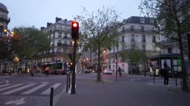 Paris, Fransa. Akşamları sokaklarda yürüyorum. Yüksek kalite 4k görüntü
