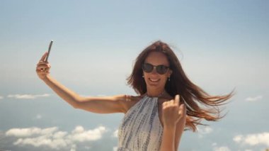 Kız bulutların üstünde selfie çekiyor. Yüksek kalite 4k görüntü