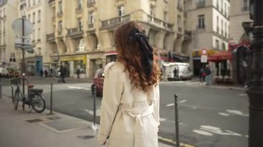 Paris, Fransa. Bir kız ünlü sokaklarda yürüyor. Yüksek kalite 4k görüntü