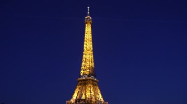 Paris, Fransa. New York Bulvarı akşam saatinden Eyfel Kulesi manzarası. Yüksek kalite 4k görüntü