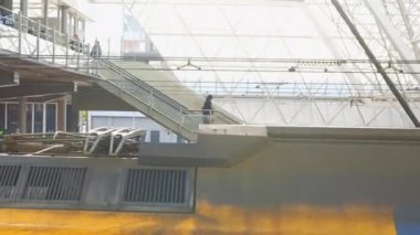 Hollanda Zaandam tren istasyonunda yürüyen merdivene binmek. Yüksek kalite 4k görüntü
