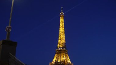 Paris, Fransa. New York Bulvarı akşam saatinden Eyfel Kulesi manzarası. Yüksek kalite 4k görüntü