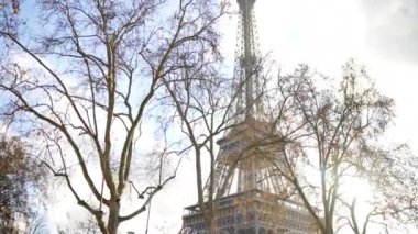 Paris, Fransa. Güneş ışınlarında Eyfel Kulesi. Yüksek kalite 4k görüntü