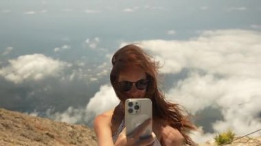 Kız bulutların üstünde selfie çekiyor. Yüksek kalite 4k görüntü