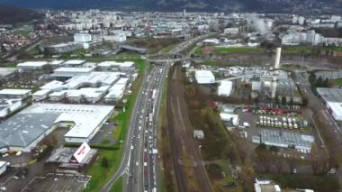 Grenoble, Fransa 'daki ulaşım bağlantılarının kuş bakışı görüntüsü. Yüksek kalite 4k görüntü